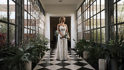 Frame de Clari en su boda en Astilleros Milbert, por Manu Aguirre Filmmaker. Films bodas